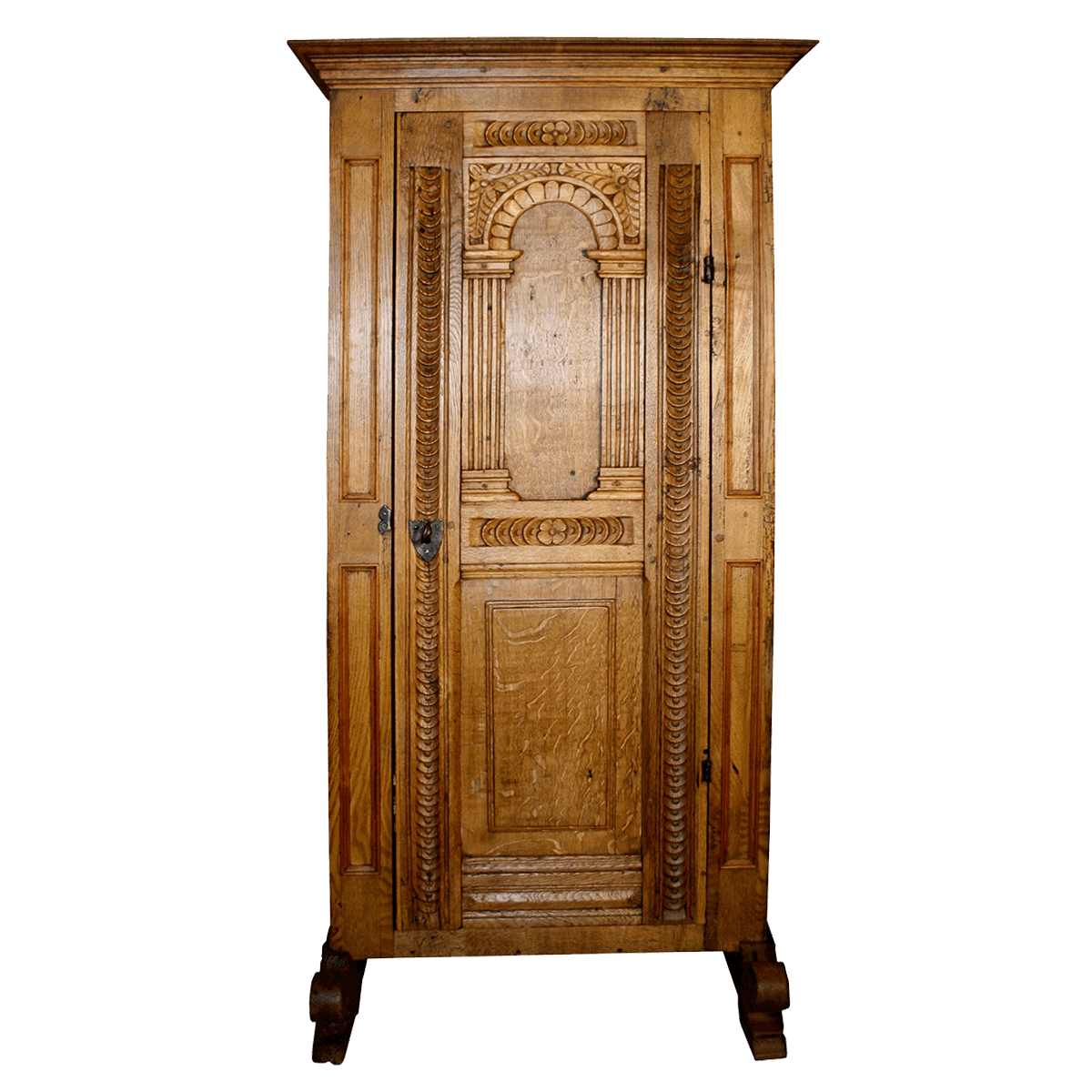 Armoire sculptée à patins, en chêne