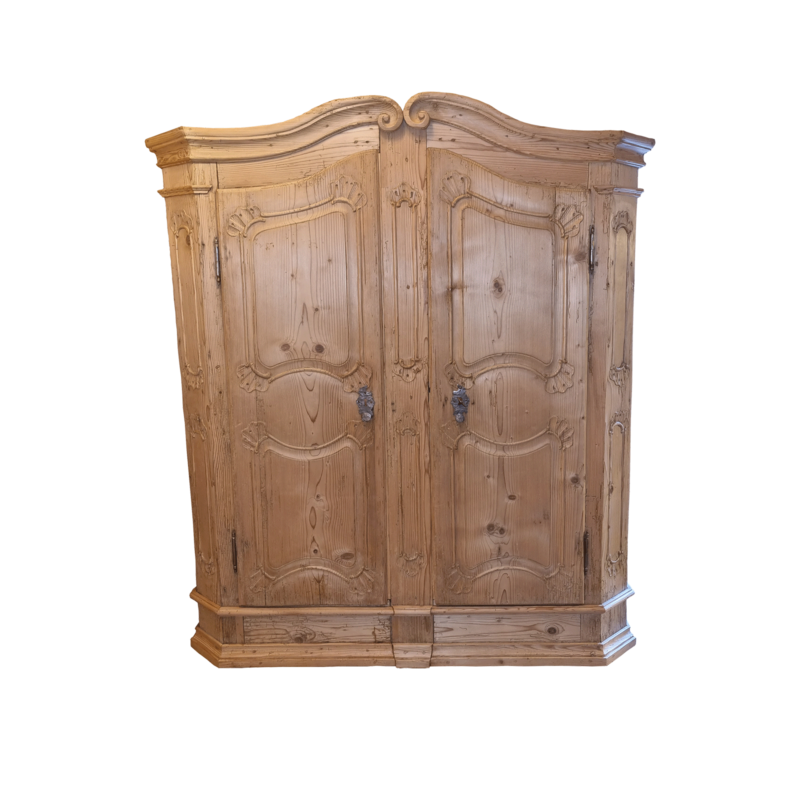 Armoire sculptée en sapin